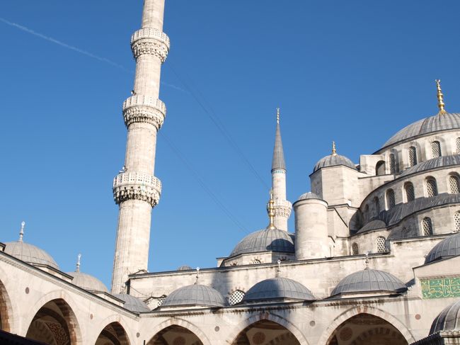 イスタンブールと言えば・・・ブルーモスク。ここも何度となく訪れているのに、カメラを向けずにはいられない。