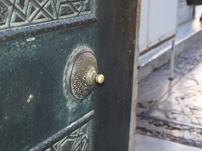 ブルーモスク入口の鉄のドア。