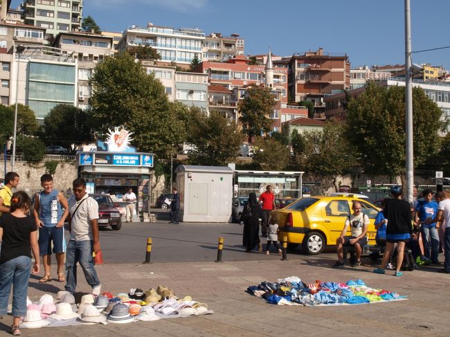 スルタンアフメットからトラムで終点のカバタシュまで。そこから船で、プリンス諸島に渡りました。<br />カバタシュの港前では、サングラスや水着、浮き輪など売られていました。