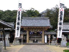 平戸城の麓に建つ、亀岡神社。