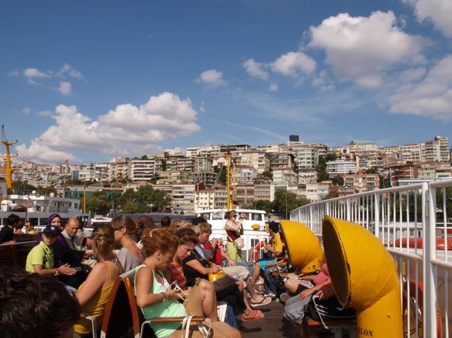 夏のトルコの海はとてもきれいで、クルージングが最高です。たくさんの人が乗っていて、みんな思い思いに過ごしています。