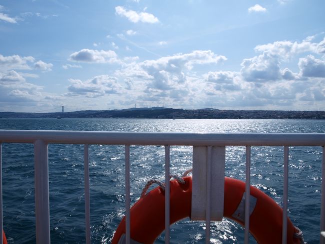 船からはアジア側もヨーロッパ側も見渡せます。