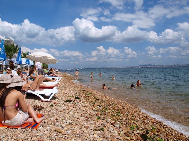 わたしたちが行ったのは、プリンス諸島の中でも一番近くのクナル島。約１時間です。それでも島なので、水の透明度はかなり良いです。船が停まる港からすぐのところがビーチになっています。ビーチの幅は狭い・・・