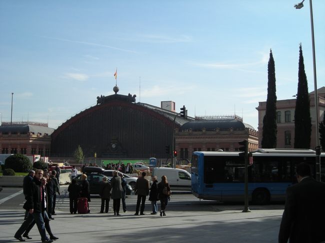 あーー、めんどくさい・・と言わんばかりの表情を浮かべて、どこかに電話をかけてくれた。<br />その後、「ついてらっしゃい」と。<br /><br />行ったのは切符売り場窓口の隅っこにあった事務所。<br />偉そうなおじさんが笑顔で出迎えてくれた。<br />私たちの切符にハンコを押して、何やら書き込んで、切符売り場の窓口の人に渡して次の便の列車の席に変えてくれた。<br /><br />ホッ！<br /><br />焦ったし、ドキドキしたし、心の中では半ば諦めかけてたけど、ねばって良かった。<br /><br />コルドバ→マドリット間のAVEの切符・1人分64.3ユーロ。<br />無駄にならなくて良かった。<br /><br />結局8:56発で10:40着。<br /><br />マドリッド・アトーチャ駅のコインロッカーに荷物を預けて、ソフィア美術館へ。<br />美術館は駅の前にある。<br /><br /><br />