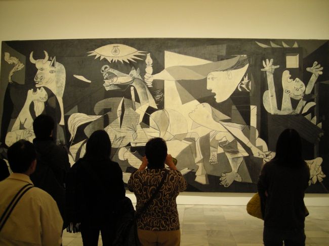 (入場料・１人・6ユーロ)<br /><br />ゲルニカの前は人だかり。写真OK、Noフラッシュ。だけどバンバンフラッシュがたかれている。<br /><br />ピカソの他、ダリやミロなどスペインの画家たちの絵がたくさん並んでいる。<br />多すぎて、全部を見るには相当な体力と集中力が要る。<br />もちろん私は持ち合わせていないので、目に付いた絵だけを鑑賞。それでも疲れた。