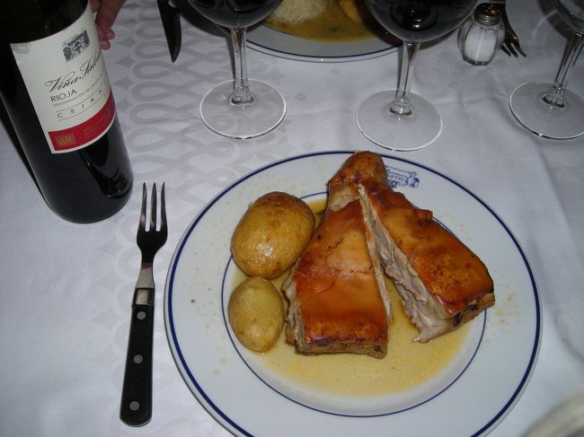 いろいろなことで時間がかかり、昼食を取るためにレストランに着いたときには3:30。<br />ガイドブックによるとランチ営業は4:00までとある。断られるかな・・と思いつつ店に入ると笑顔で席に案内された。<br /><br />夫が毎週欠かさず見ているNHKのスペイン語講座でも紹介されていたという<br /><br />Botin<br /> cuchilleros 17<br /><br />そのテレビのレポーターが食べていた席と同じ辺りの地下のテーブルに案内されて、夫は感激しきり。(ミーハーだなー)<br /><br />夫はもちろん、この店の名物・子豚の丸焼きを注文。<br /><br />確かに旨い！<br />皮はパリパリなのに、肉は驚くほど柔らかくてジューシー。こんな肉は初めて食べました。