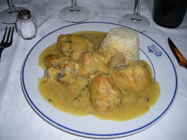 他にもラム肉と鶏の丸焼きがあったが、丸焼きばかりもつまらないと思い、メニューのその下に書かれていた「鶏のフリカッセ・アーモンドソース」を注文する。<br /><br />これまた肉がとろーりと柔らかくて、ソースに溶けてしまいそう。<br />また、付け合せのライスがおいしい。何かわからないけど、すーーっとするような香辛料が入ってて、こってり気味のソースとの相性が抜群。<br /><br />周りのお客さんはほとんどが観光客。あちらこちらでフラッシュがたかれている。