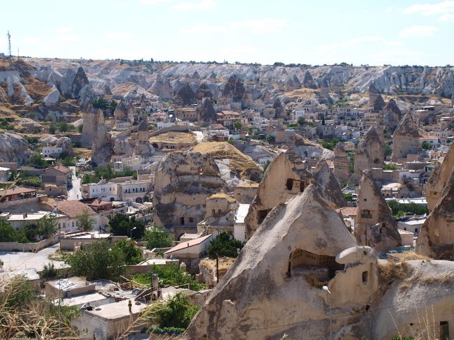 上まで行くと、こんな感じの眺め。<br />それほど高くない場所ですが、ギョレメを一望できます。小１の娘も難なく歩けます。