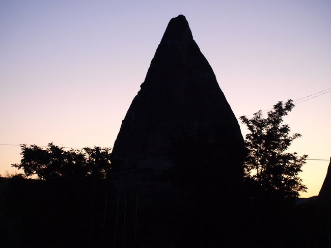 カッパドキアでのメインはバルーンツアー。<br />夜明け前、ホテルを出発・・・のはずが、迎えが来ない！８月とは言え、早朝のカッパドキアはかなり冷えます。寒い中待っていると、どんどん気球がとびはじめ、少し焦ったころにお迎えが。