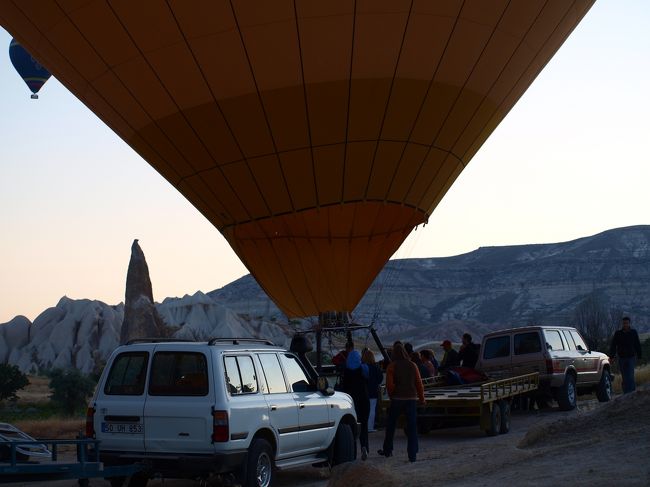 わたしはこのバルーンツアーは２回目です。<br />９年ほど前初めて参加したときは、気球の数は５〜６基だったように思います。<br />ここ数年でこんなに増えているとは・・・それはもうすごい数の気球がとんでいてびっくり。<br />
