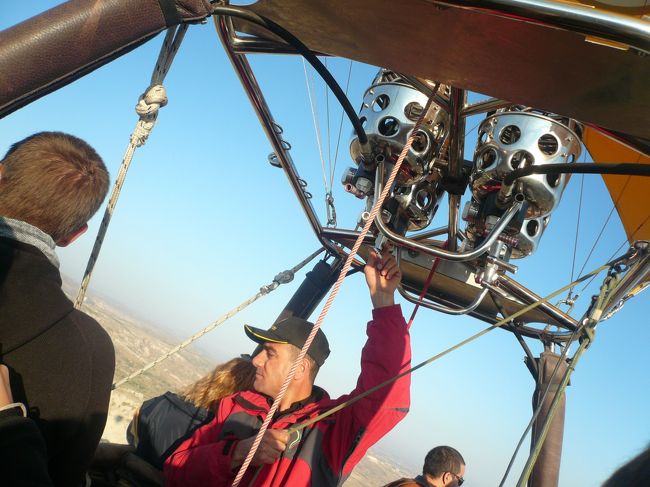 パイロットがコースを考えてとんでいます。