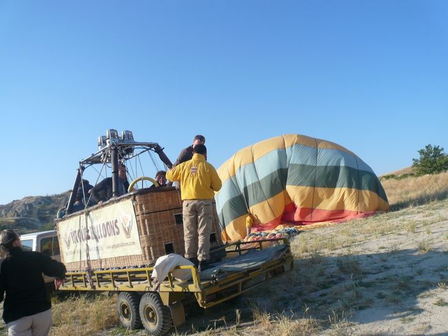 陸のクルーが気球を片付けます。