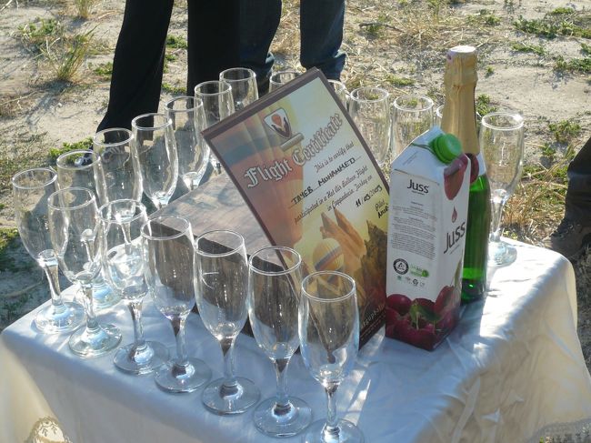 フライトが終わると、同じ気球に乗っていた人とパイロットが安全なフライトをシャンパンやジュースで祝います。ひとりひとりに、証明書が渡されます。