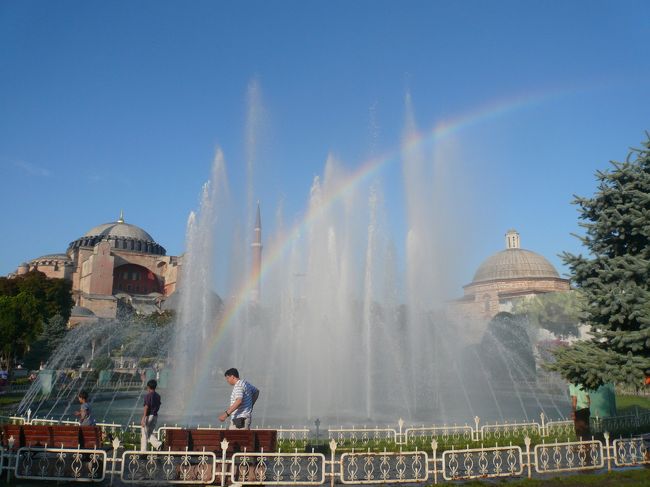 再びスルタンアフメット地区へ。<br />アヤソフィア前の噴水広場では、虹が出ていました。