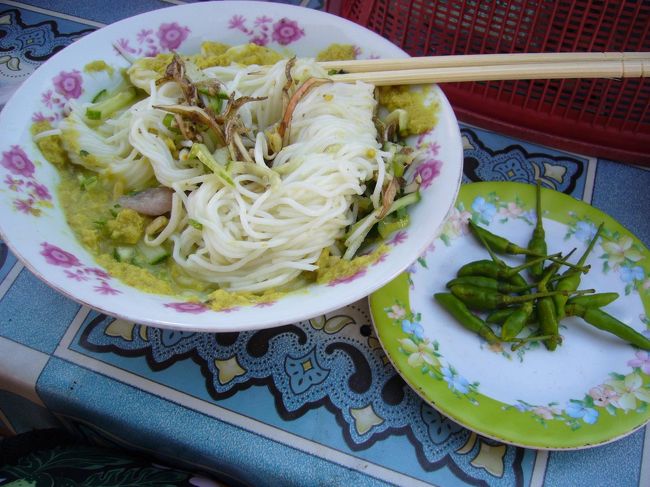 市場近くの屋台で食した麺。(名称不明)<br />ココナッツ風味のカレー麺。コメントが難しいお味(マズイわけではない)。
