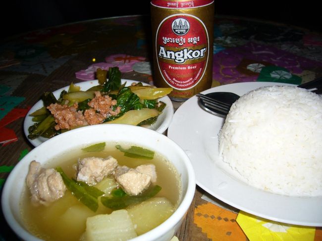 今回宿泊したゲストハウスでは、朝・夕の2食付。<br />メニューは主に、カンボジアの家庭料理。<br /><br />1日目の夕食＠宿：大根入りスープ、ひき肉と青菜の炒め物、ライス。<br />美味しくって、もくもく食べちゃいました。