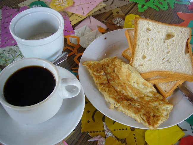 2日目の朝食＠宿。<br /><br />食パン+オムレツ(卵焼き？)<br />このオムレツが、パンより白いご飯に合いそうな感じというか。とっても味わい深かったのでした。<br />