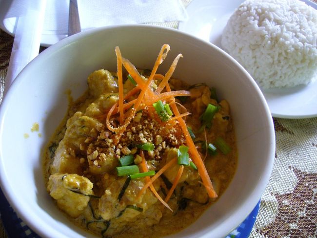 遺跡観光中、バイタクの運転手に強制連行されたレストラン(マージンが入るんでしょうね 笑)で、注文した『アモック』。<br /><br />これもカンボジア名物らしい。魚のココナッツミルク煮。見た目に反し、辛くなく淡白な味。