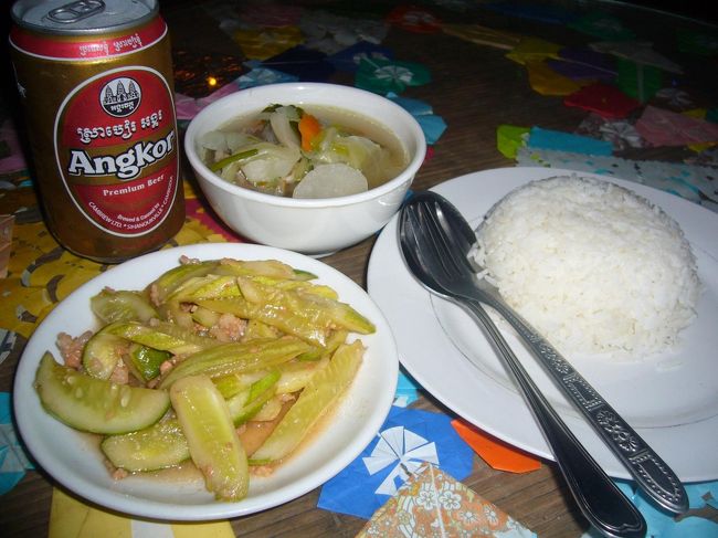 2日目の夕食＠宿。<br /><br />きゅうり(？)と肉の炒め物。野菜スープにライス。<br />ヘルシー、だけど量いっぱい、おなか満足〜。