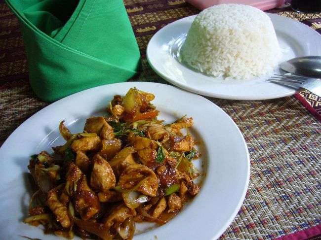 遺跡めぐり中に食した、鶏とレモングラスの炒め物。<br /><br />「とにかく辛いもの！」と注文したら、これが出てきた(笑)<br />パンチが効いたピリ辛の味付けに、ご飯がどんどん進む！<br />