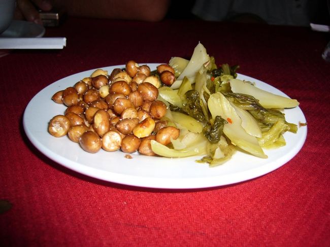 3日目の夕食＠宿はパスして、同宿の皆で外に食べに行きました。<br /><br />席に着くと自動的に出てくるカンボジア風おつまみ(ピーナッツと漬物)。なんだか日本の居酒屋的な。