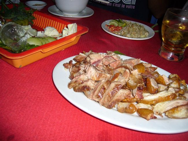 まずはBBQビーフ(といっても自分たちで焼くわけではなく、既に焼いてあるものがサーブされる)から。<br />生野菜と一緒にパクッで、口の中で広がる旨み。<br />つけダレも良いお味。おいし〜！！！！！