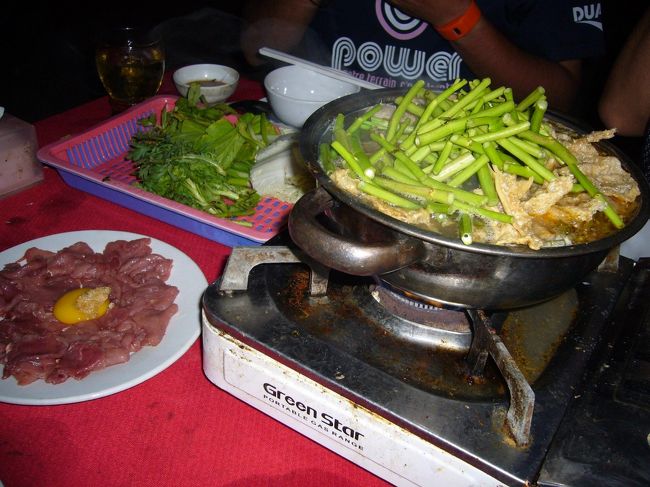 〆は具沢山のお鍋で。<br />唐辛子入りのタレを少々たらして食べると、辛+旨で箸が止まりませ〜ん！！！