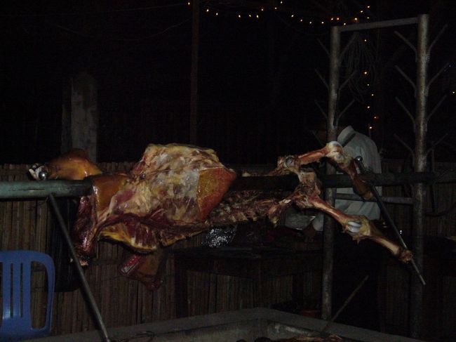 満腹、満足でお店の外に出てみたら。<br />無残な牛さんの姿を目撃…<br />あぁ。さっきのBBQビーフはここで焼いてたのね(汗)