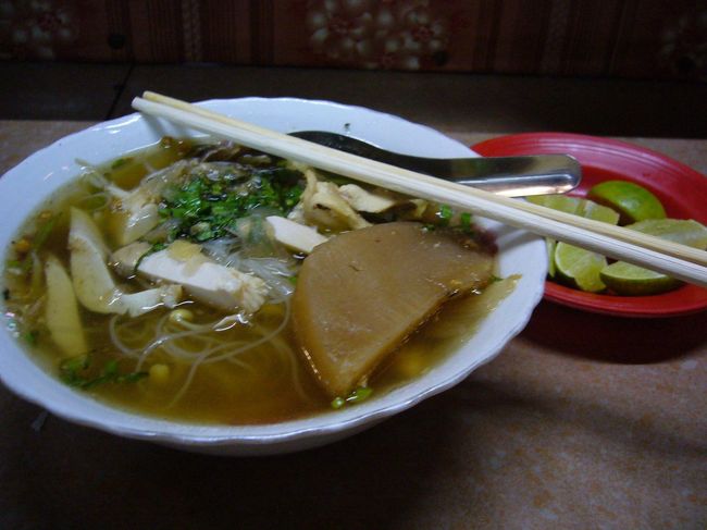 最終日のランチは、市場の中の食堂で☆<br /><br />ビーフン入りスープ(名称不明)。<br />大根が入って、おでん風？　どこか懐かしい味。