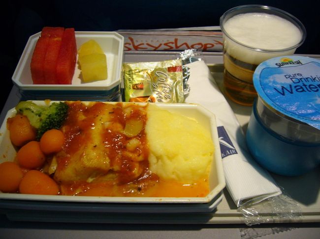 復路の機内食。魚をチョイス。<br />シルクエアーの機内食。2時間弱のフライトの割に頑張ってると思う…　まぁまぁ美味しかったです。<br /><br />カンボジア、とっても楽しかったけれど…　<br />グルメを楽しむには不向き？<br />料理は、圧倒的にタイ＞カンボジア。<br />次のお休みは、トムヤムクン食べにタイに行こう。。。