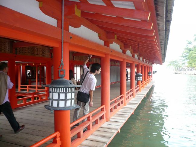 1間・1間に釣灯籠が下げられています。