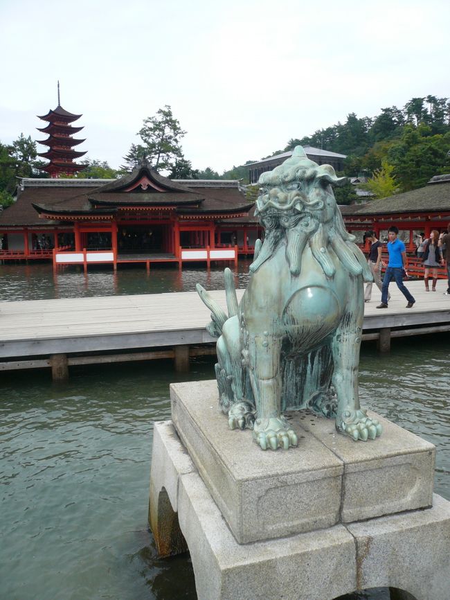 客神社（国宝）の向こうには五重塔が見えます。