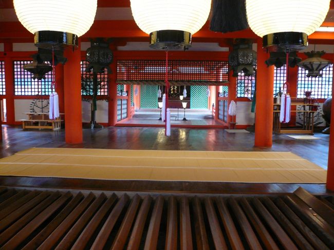 本殿・幣殿・拝殿<br /><br />御祭神の三女神は、海の神・交通運輸神・財福の神・技芸の神として信仰されています。<br /><br />ご本殿は三女神のほかに30柱の神様が相殿されています。<br />広さは、正面8間・背面9間・梁間4間で、出雲大社の2倍の大きさといわれ、日本一大きな本殿です。