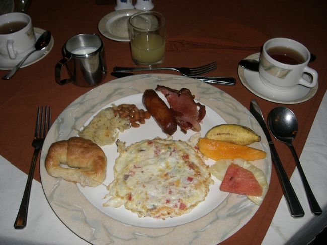 旅行の朝食では、できたてオムレツははずせない！<br />具はいつも”ALL！”