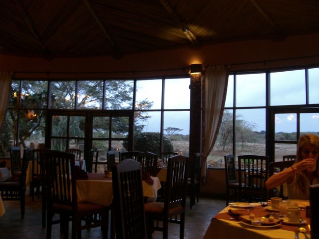 本当だったら、この窓からキリマンジャロ。<br />今日はお天気があまりよくないな。