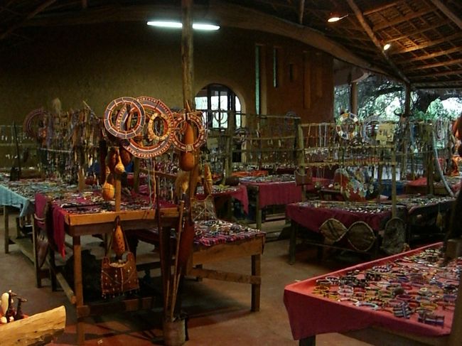 昨日お買い物をしたホテル内のマーケット。<br />木彫りは男性が、女性はビーズを使ったアクセサリーをその場で作りながら売ってます。