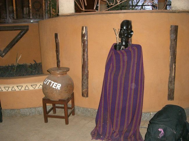 ホテルの玄関を守るマサイの置物。<br />マントを着ています。<br />朝晩はサブいもんね〜。