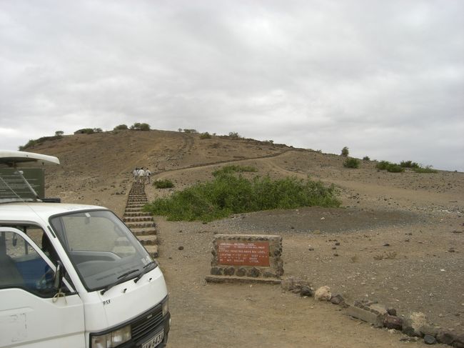 次のグループが昇っていきます。<br />そう、オブザベーションヒル、朝が早かったからか、貸切でした♪<br />こうやってみると、本当に平べっちゃい丘ですけど、普段運動をしない私には、そこそこキツイ山登りでした。<br />