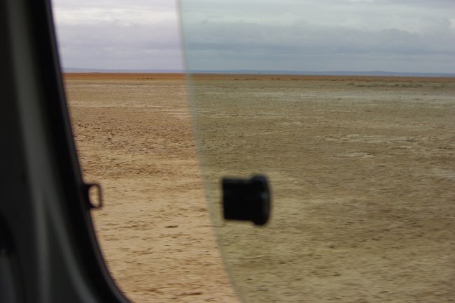 アンボセリ湖の中を走ります。