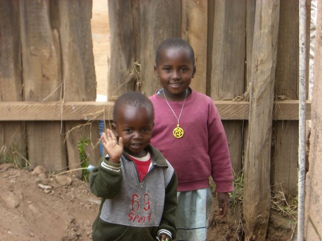 国境近くのお土産物屋さんでトイレ休憩。<br />かわいい兄弟が恥ずかしそうに、私たちを見に来ます。