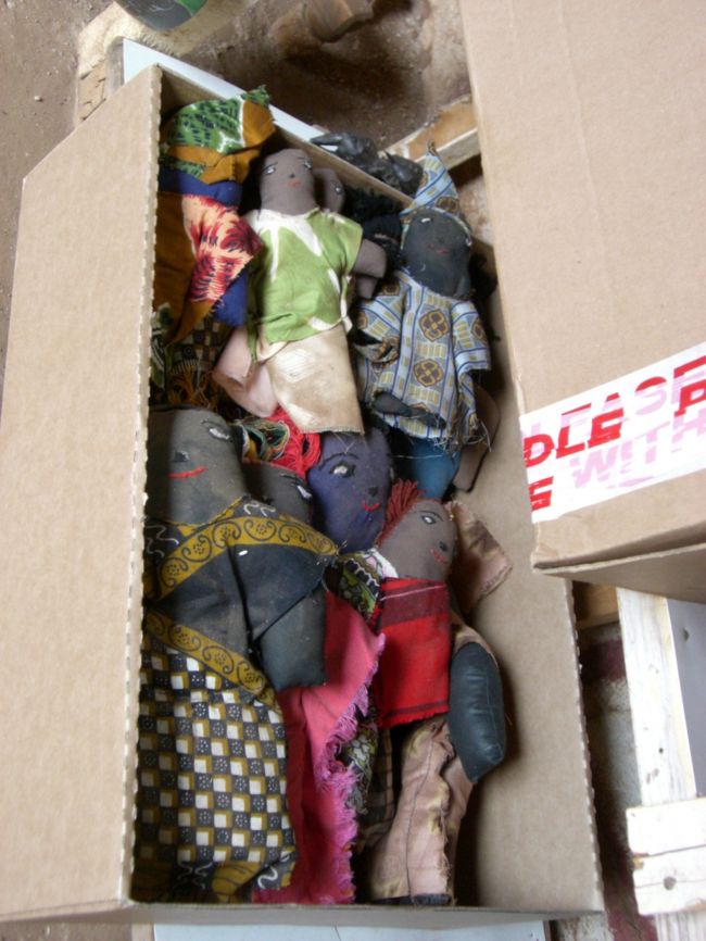 マサイママ人形。<br />私的には、すごい欲しかったけど、<br />お店のすごい端っこに埃をかぶっておかれていて、<br />あまりに汚すぎて諦めました。<br />きっと赤ちゃん用なんだろうな。っていうこの人形。すごく手作り感があって、民族衣装を着ていて、とてもステキな人形だと思うんだけどな。