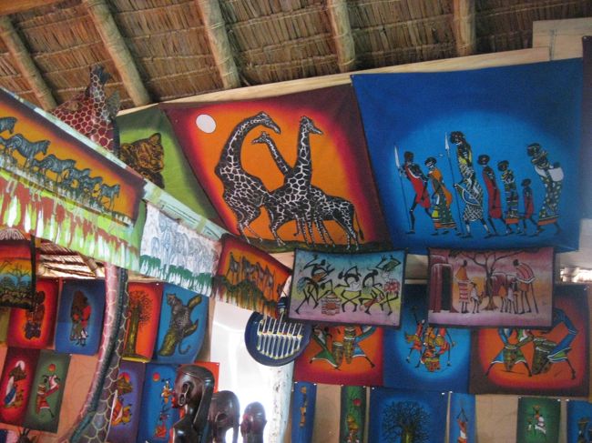 旅行に行くと、その土地その土地で、ちいさい絵を買うのが好きで、ケニアでもぜひ！って思っていたのですが、布に描かれた絵は大きい！<br />Ａ４サイズまでくらいのが理想なんだけどなぁ〜。