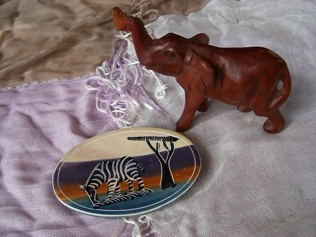 手のひらサイズの象の木彫りと<br />キリマンジャロストーンのお皿。<br /><br />合わせて700シリングとUS＄５<br />お金がもうないので、こんなお支払い。<br />木彫りはこの色のものは安いです。<br />オススメのコクタンだともう少し高くなります。<br /><br />さすが国境の町で、お支払は、ケニアシリングと米ドルのほか、タンザニアシリングもOK。<br />あと物々交換も！！<br />店員さんが私が仕事で使ってるのと同じ無印の大きな電卓を持っていてビックリ！！<br />それを聞いて友達もチャレンジ！<br />USJのスヌーピーのボールペンで挑戦！！<br />ぶらさがっていたスヌーピーのチャームとUNIVERSAL STUDIO JAPANのロゴのJAPANの部分に食いついてました！スヌーピーを彼女にあげたいらしい。<br />ボールペンでの物々交換はいろんな所で言われていますが、Made in "JAPAN"ってとにかくＪＡＰＡＮのロゴが入っているのがいいのでは？<br /><br />で、交渉の方は、友達が欲しいものがボールペン1本じゃ割に合わないみたいで残念ながら交渉決裂でした。