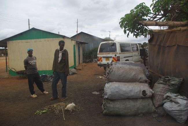 ドライバーのジョンションのおつかいにお付き合い。<br />ママのために炭を買って帰ります。