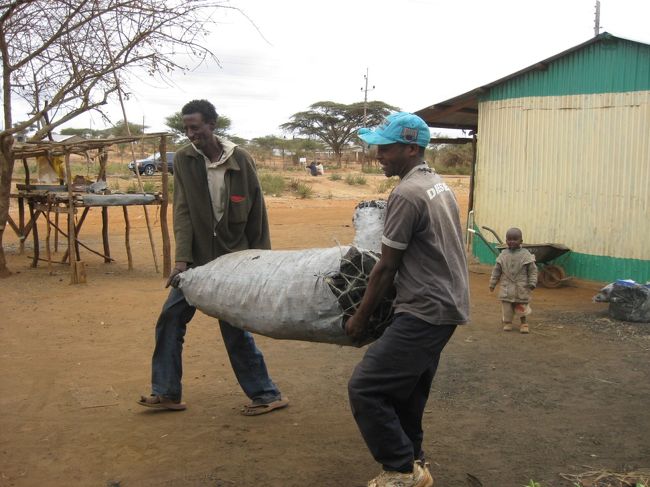 結構大きい！<br /><br />そういえば昔、テレビで、アフリカでは主に薪を使っているけど、環境破壊が進むので、炭を使うように広めている。って言うのを見たことがあります。<br />炭のほうが、燃費というか、長く使えて効率もいいから。<br />でも、炭は薪より高いみたいで、広めるのに時間がかかるって。<br />街中でロバがたくさんの薪を運ぶのも見かけたけど、炭も普及してきているのかな？