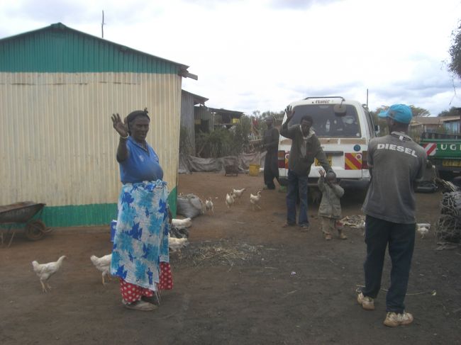 自分で食べきれなかった飴を子供にあげたらとても喜んでくれて、最後にはみんなでお見送りしてくれました♪
