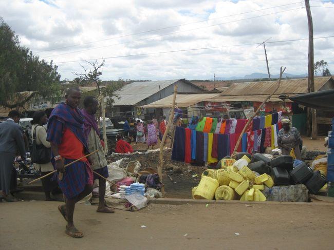 街なかで、普通に民族衣装を着て、杖を持っているのが嬉しい。
