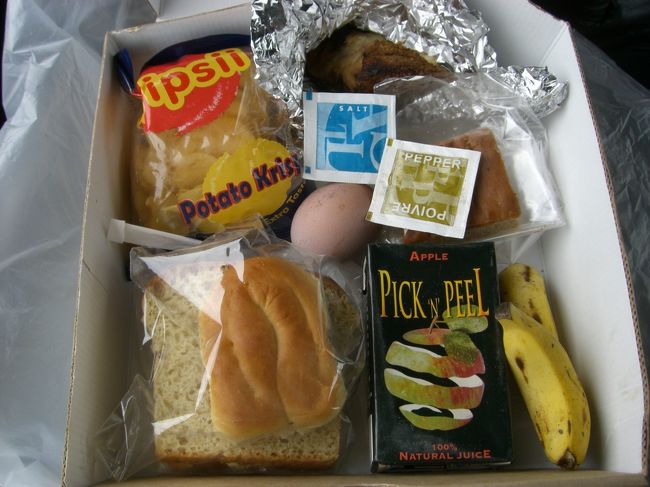 ランチボックス<br />パン（食パンタイプとロールパンタイプ）<br />ケーキ<br />ゆで卵<br />チキンレッグのバーベキュー<br />ポテトチップス<br />モンキーバナナ<br />アップルジュース<br /><br />そして、予定では3時間前に空港到着。<br />ただいま2時間半前。<br />大都会のナイロビは全く見えてこない。