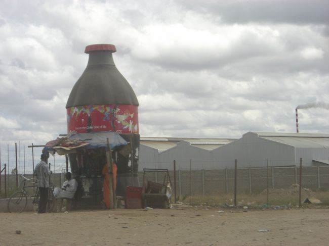 時々見かけたコカコーラの形をした<br />コカコーラのスタンド。