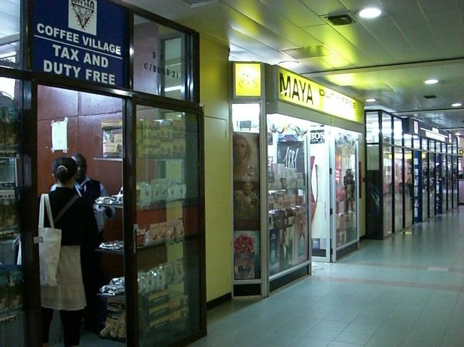 大急ぎでお土産さがし。<br /><br />正直、あまりありません。<br />たとえば、よくあるチョコレートの詰め合わせの箱とか、ありません。